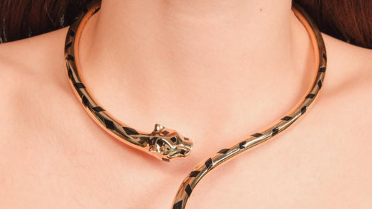 Comment porter un collier serpent