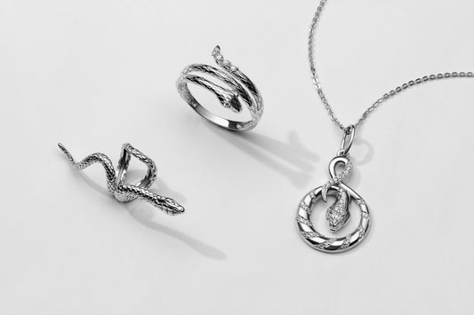 Comment porter une bague serpent